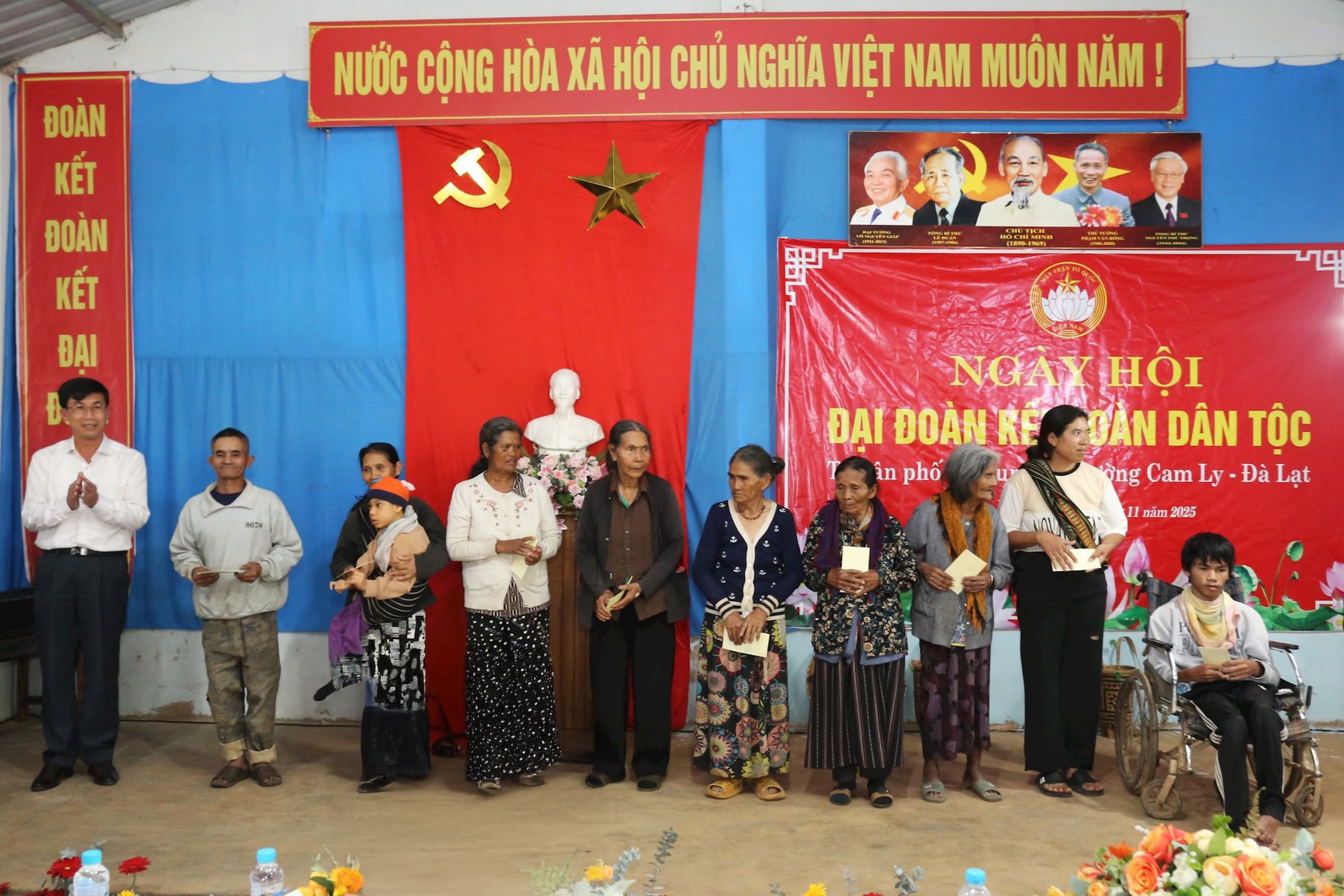 นาย Pham Kim Quang Bi Thu Dang Uy ประธานสภาประชาชน Phuong Cam Ly เมืองดาลัต มอบของขวัญให้กับประชาชนที่ประสบความยากลำบาก (1).jpg