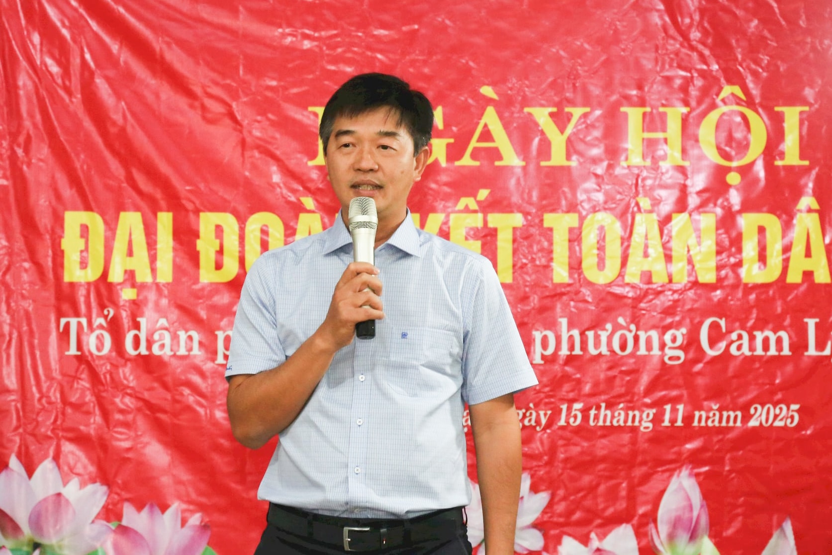 นาย Phan Nguyen Hoang Tan แบ่งปันความสุขกับชาวเมืองตานุง 2 ในวันงานเทศกาล (1).jpg