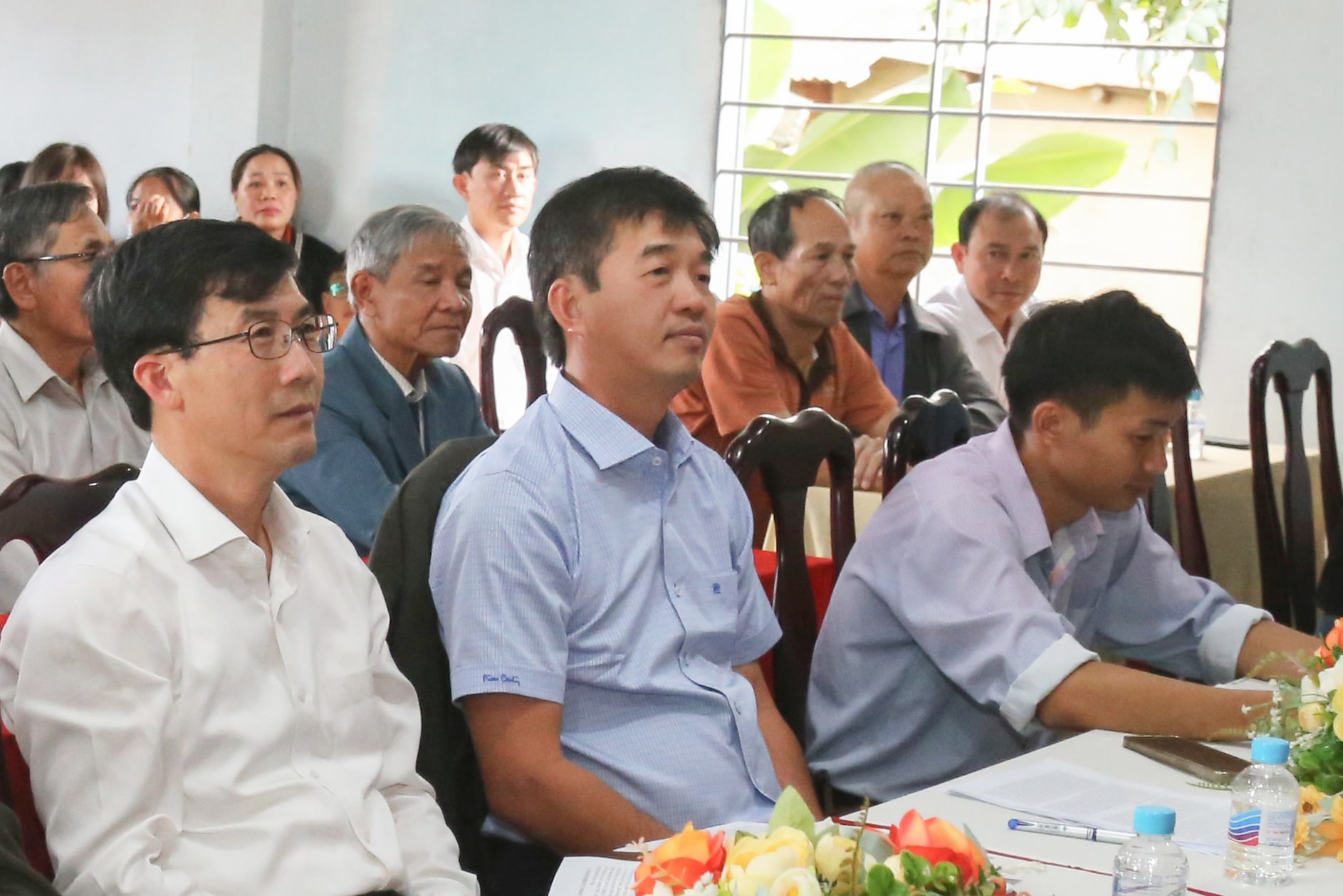 นายฟาน เหงียน ฮวง กำลังนั่งอยู่กลางการประชุม (1).jpg