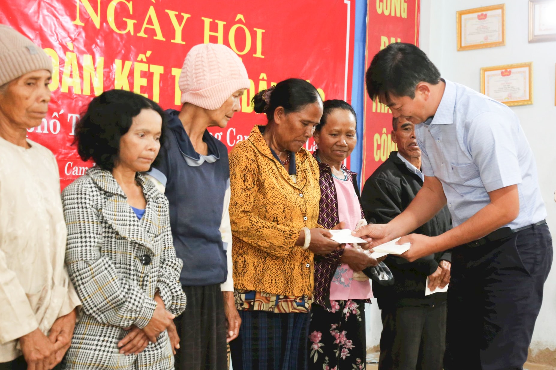 นายฟาน เหงียน ฮวง ตัน มอบของขวัญให้กับผู้คนที่อยู่ในสถานการณ์ที่ยากลำบาก 2 (1).jpg