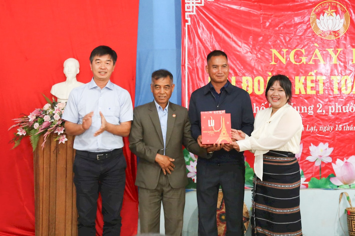 นายฟาน เหงียน ฮวง ตัน มอบของขวัญจากสภาประชาชนจังหวัด คณะกรรมการประชาชน และคณะกรรมการแนวร่วมปิตุภูมิเวียดนาม จังหวัดเลิมด่ง ให้แก่สภาประชาชนและสมาชิกคณะกรรมการประชาชนเมืองเตินนุง-2(1).jpg