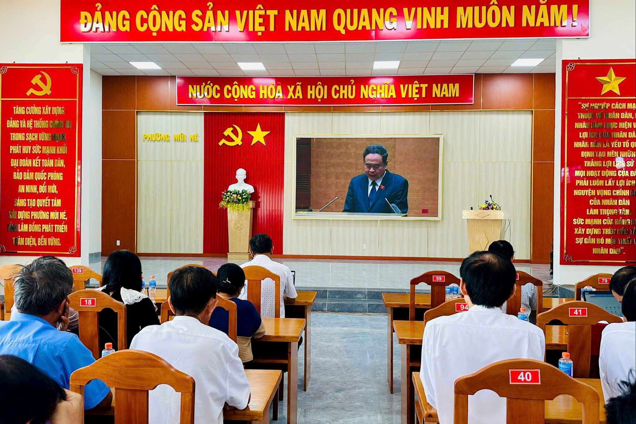 Các đại biểu tập trung lắng nghe các nội dung được truyền đạt tại chuyên đề