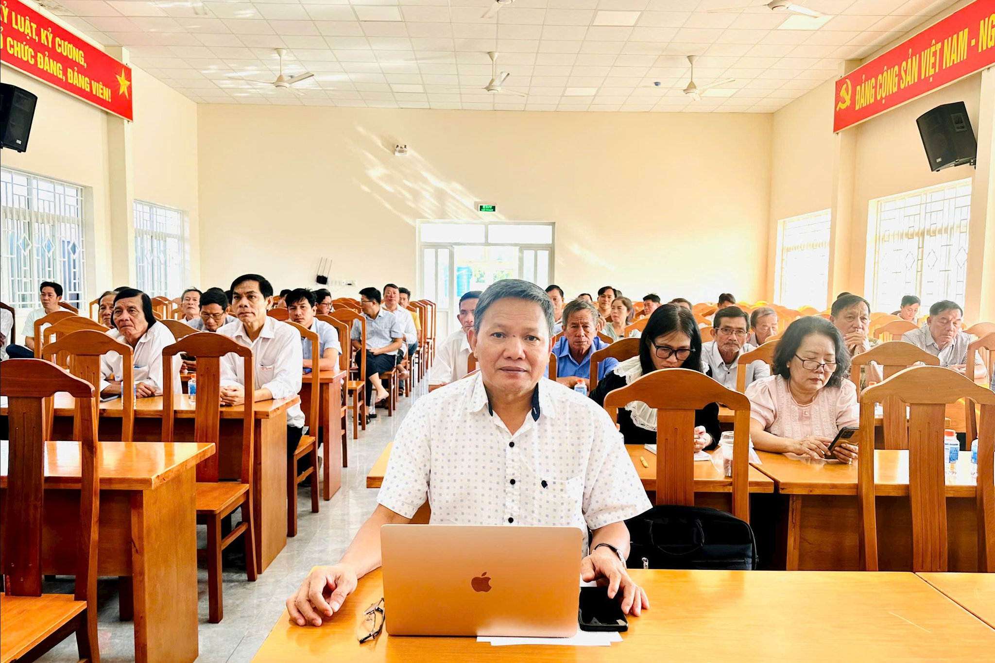 Đồng chí Phạm Văn Nam - Ủy viên Ban Thường vụ Tỉnh ủy, Bí thư Đảng ủy phường Mũi Né, Thành viên Ban Chỉ đạo bầu cử đại biểu Quốc hội khóa XVI và đại biểu Hội đồng nhân dân các cấp nhiệm kỳ 2026 - 2031 tỉnh Lâm Đồng tham dự và chủ trì tại điểm cầu UBND phường Mũi Né. Ảnh: Kiều Hằng