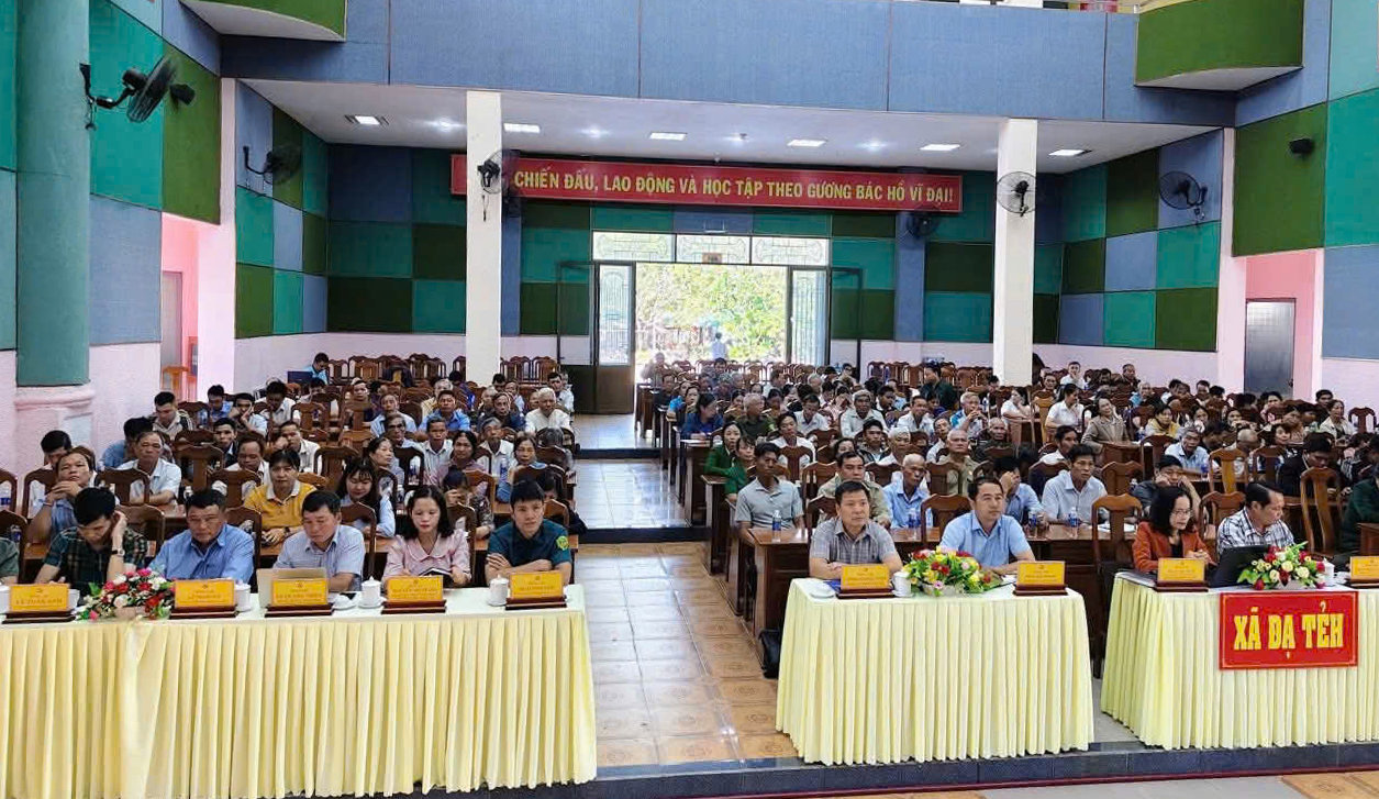Đảng viên tham gia học tập Nghị quyết tại điểm cầu xã Đạ Tẻh. Ảnh: Hoàng Sa