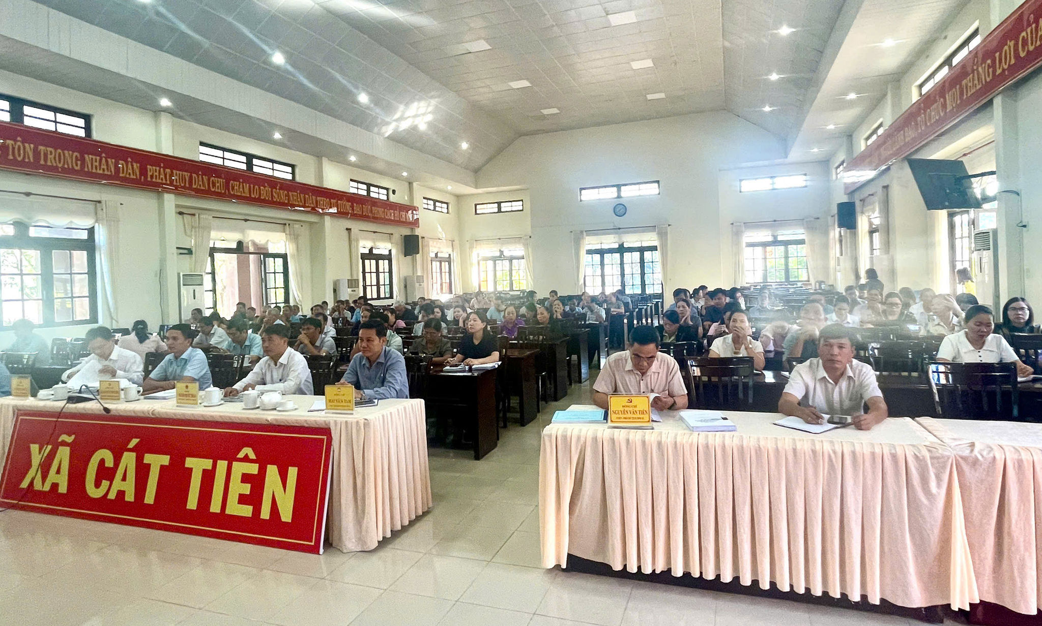 Đảng viên tham gia học tập Nghị quyết tại điểm cầu xã Cát Tiên. Ảnh: Hoàng Sa