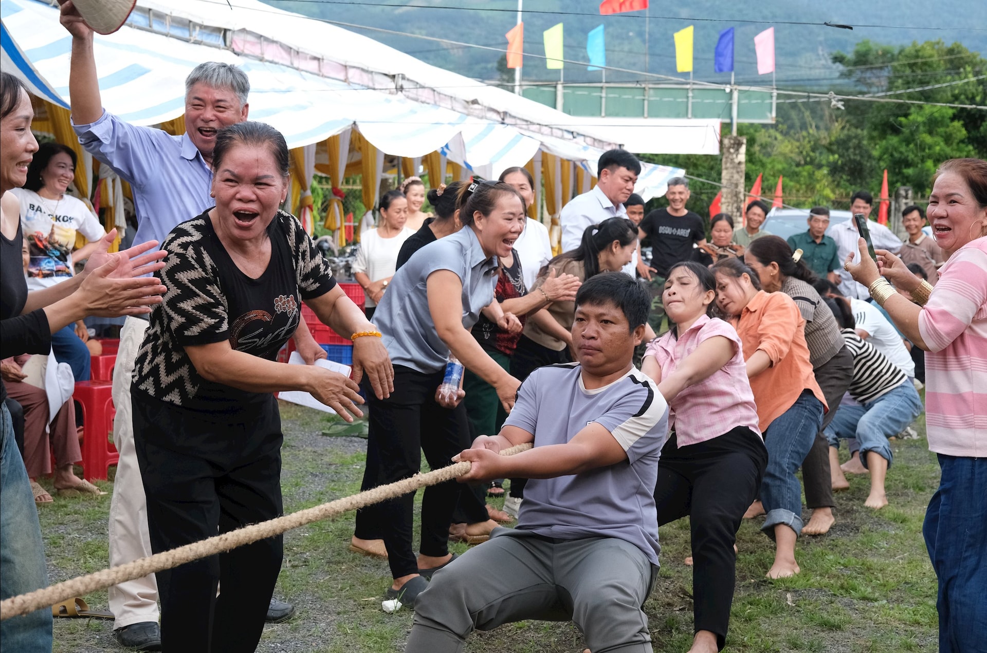 Locuitorii satului 4, comuna Da Huoai 3 participă cu entuziasm la jocuri populare.