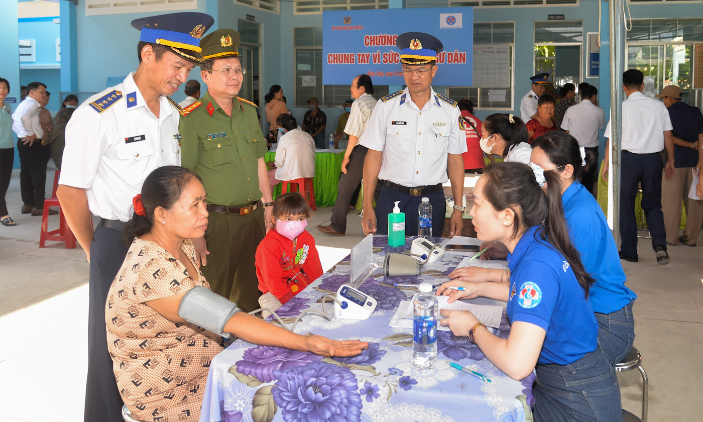 Bộ Tư lệnh Vùng Cảnh sát biển 3 phối hợp với Bệnh viện Hùng Vương khám bệnh, tư vấn sức khỏe, phát thuốc miễn phí cho người dân.