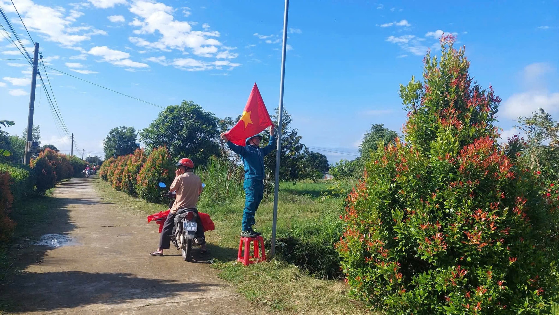 Localnicii decorează drumurile și aleile satului, pregătindu-se pentru festival.