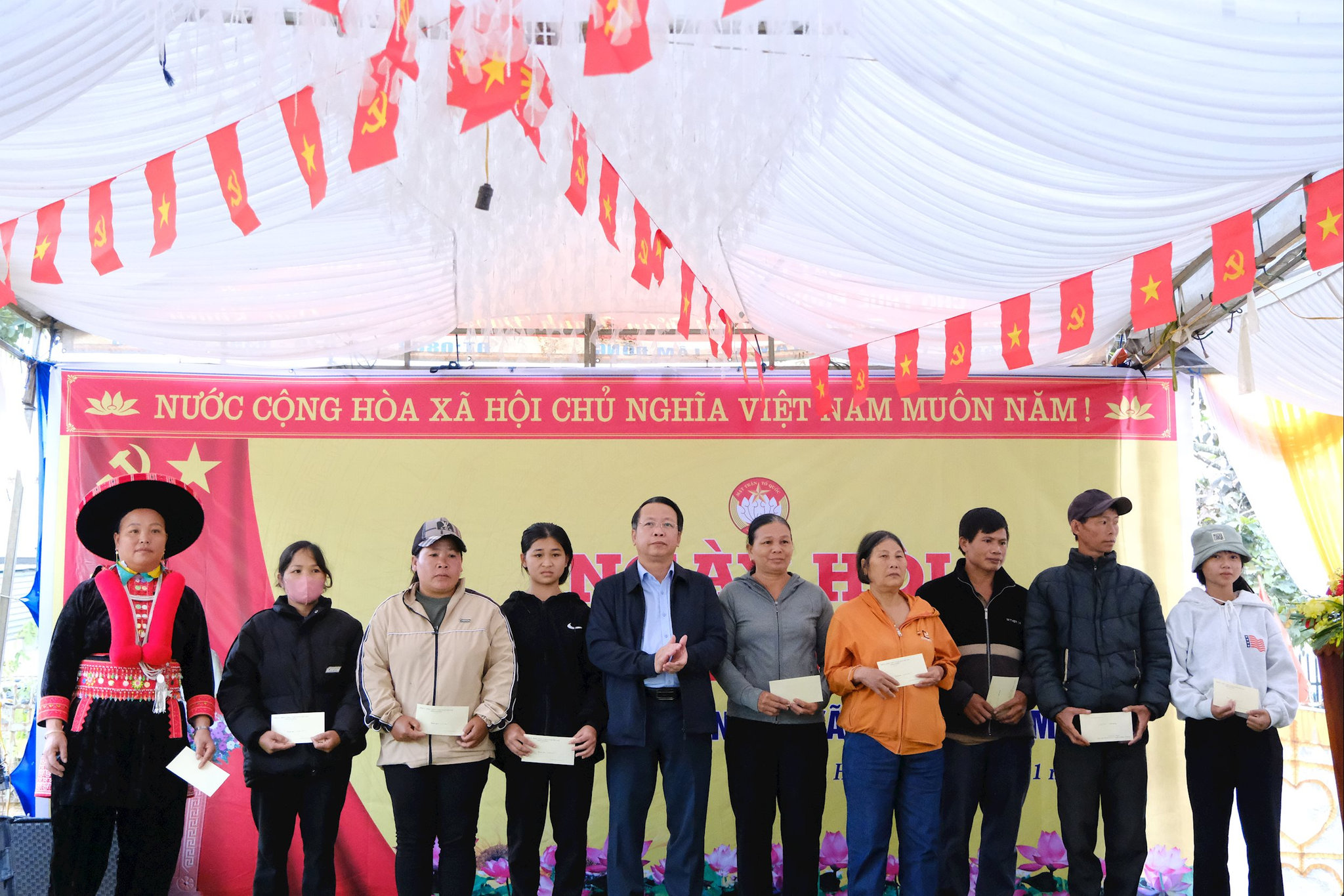 Thay mặt lãnh đạo tỉnh, đồng chí Nguyễn Trung Hiếu đã trao quà cho các hộ nghèo