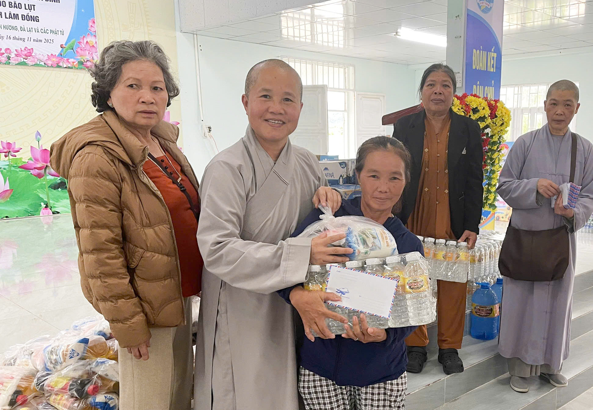 Ni sư Thích Nữ Hạnh Nhẫn, Phó phân Ban quản lý các cơ sở từ thiện xã hội Trung ương; Phó thư ký Ban Hoằng pháp tỉnh Lâm Đồng, trụ trì Chùa Tâm Ấn trao quà cho người dân