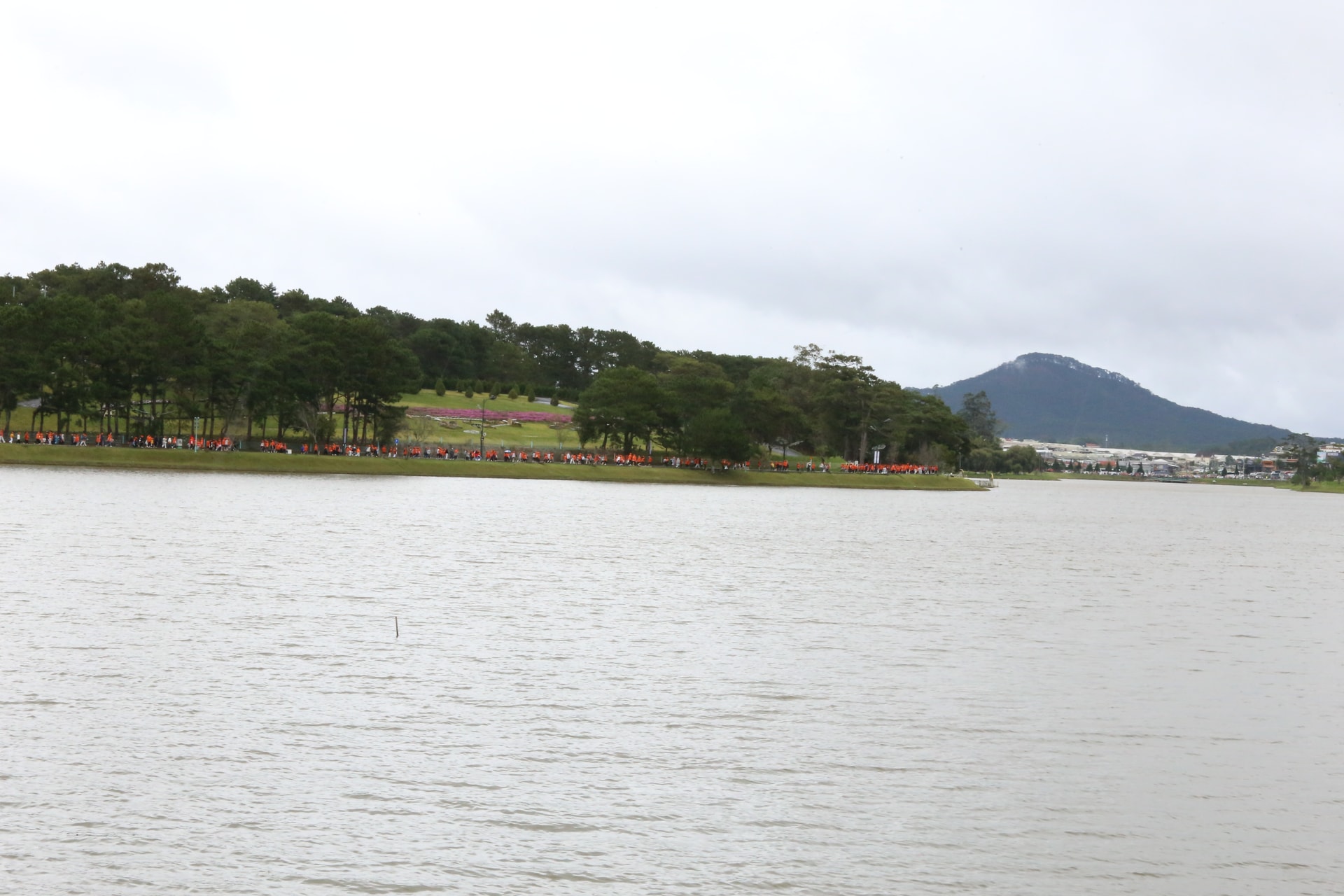 Tusenvis av idrettsutøvere trosset regnet og kulden for å gi kjærlighet til fattige studenter.