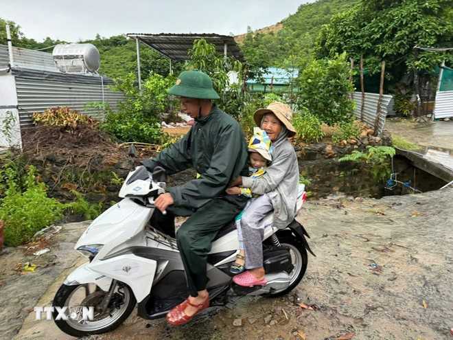 ttxvn-khanh-hoa-di-doi-dan.jpg