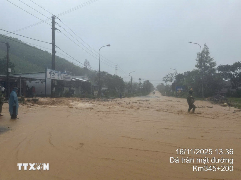 Một số tuyến đường của xã A Lưới 3 bị ngập, nước chảy siết do mưa lớn. (Ảnh: TTXVN phát)