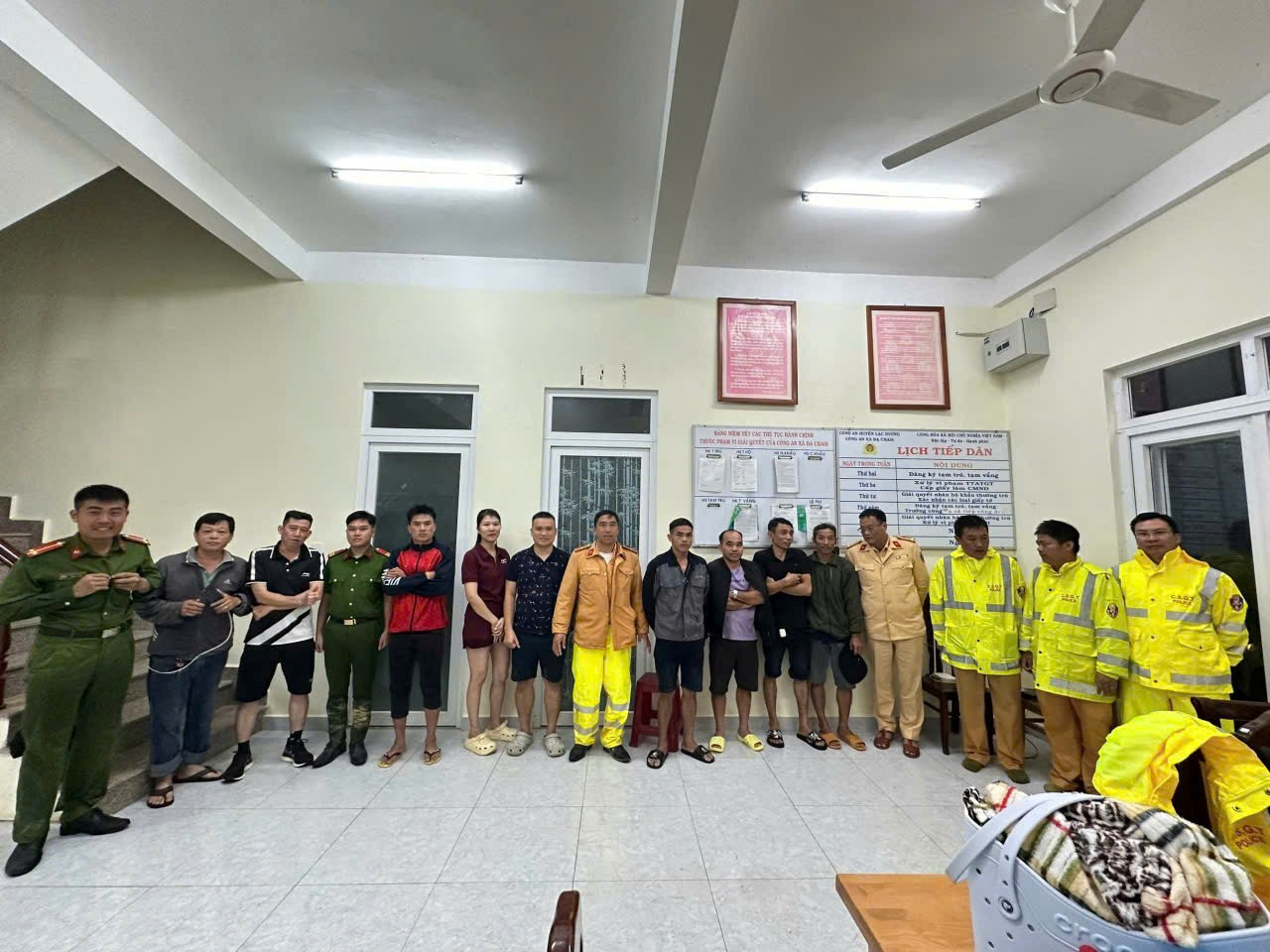 09 người đi trên 04 ô tô con được Tổ công tác sơ tán đến nơi an toàn ngay trong đêm