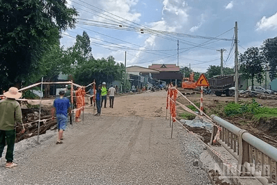 Vào lúc 12 giờ trưa nay, cầu Đăk Pờ Tó km378+130 đường Trường Sơn đông đã thông xe 1 làn sau 1 ngày đêm nỗ lực không ngừng nghỉ của Khu Quản lý đường bộ III sửa chữa khắc phục hậu quả cơn bão số 13 để lại.