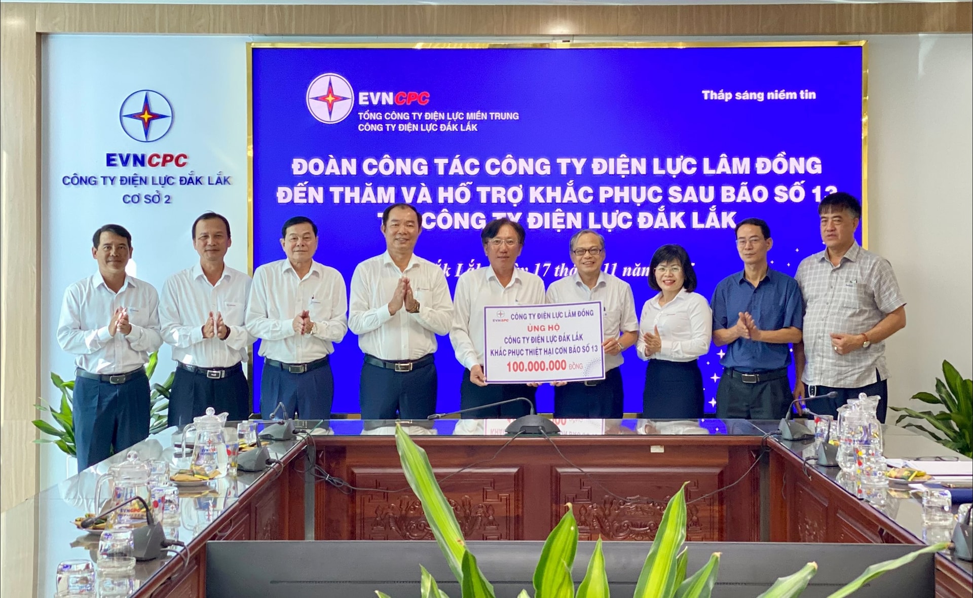 Поддержите электроэнергетическую компанию Dak Lak Electricity Company на сумму 100 миллионов донгов.