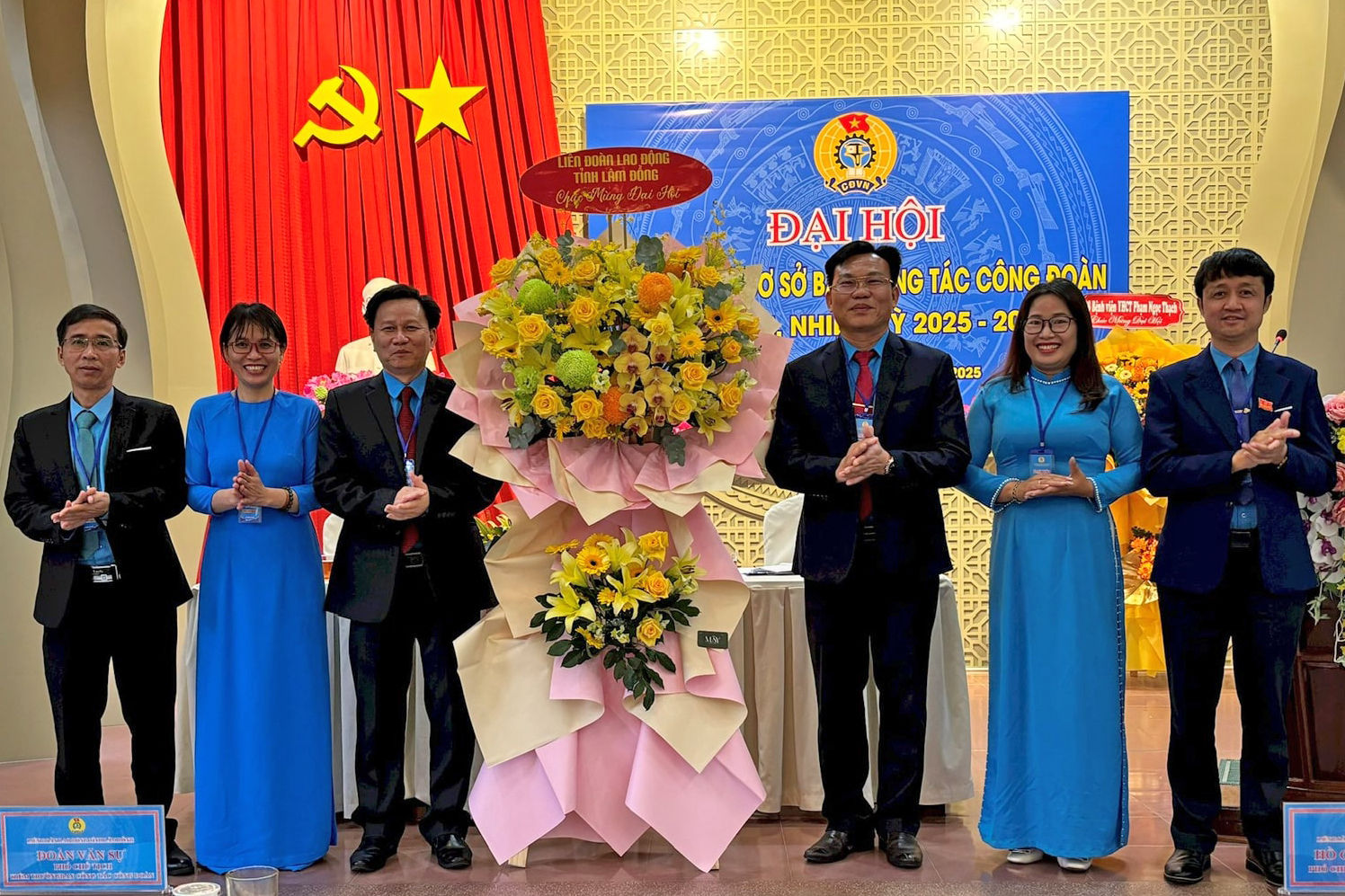 tang-hoa-chuc-mung-dai-hoi-ban-cong-tac-cong-doan(1).jpg