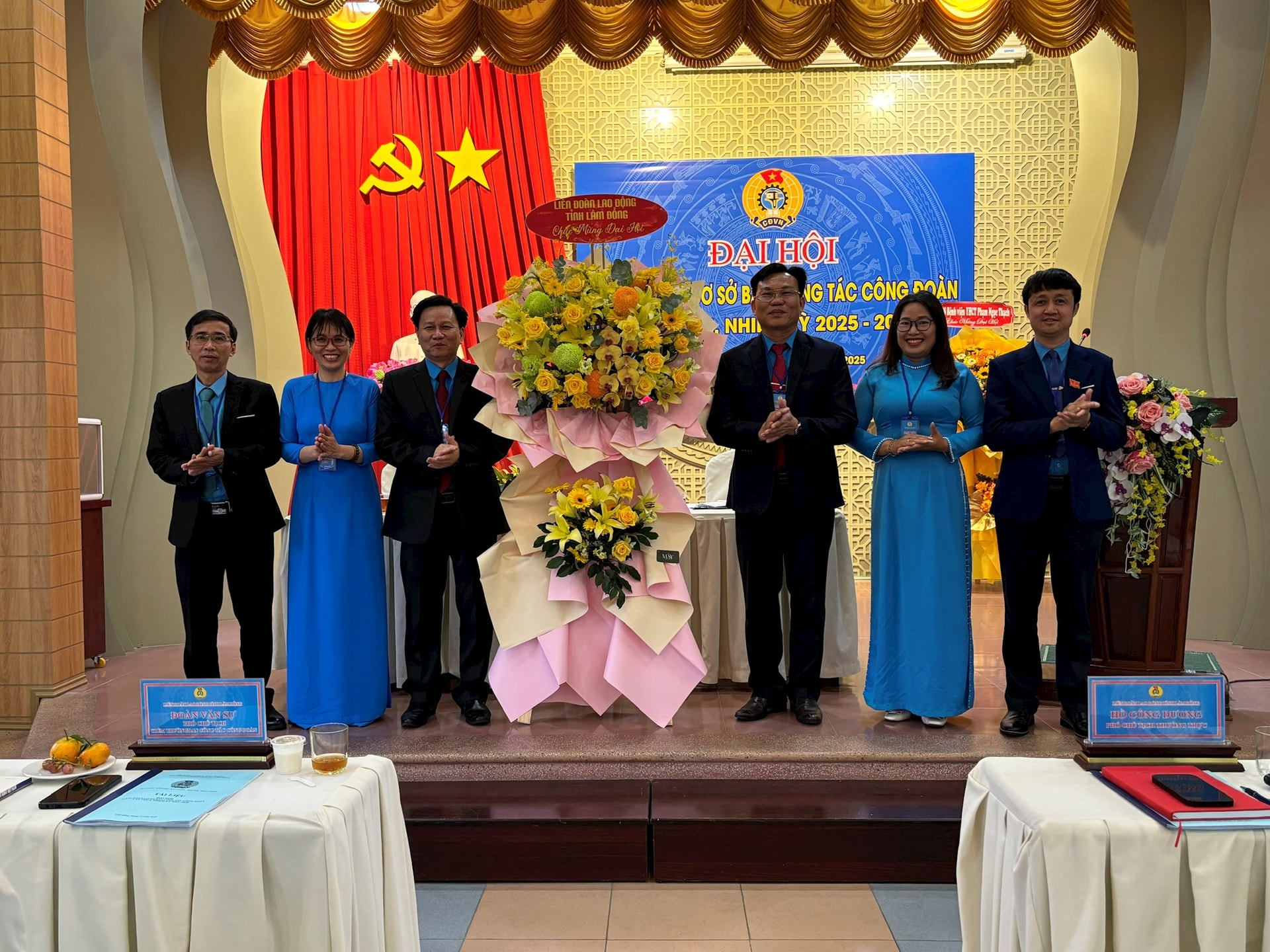 노동조합 실무위원회 대회를 축하하며 꽃을 전달합니다.