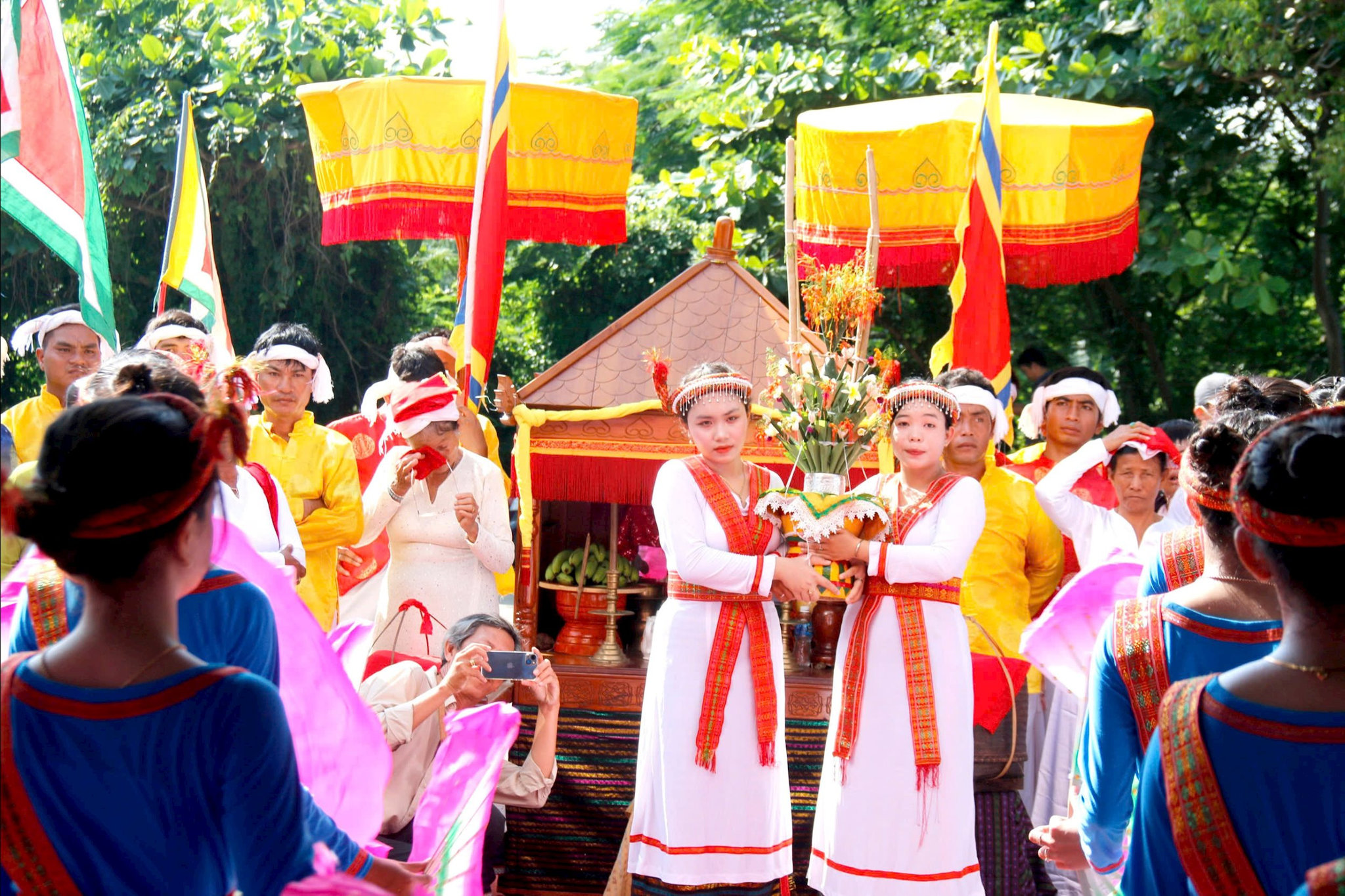 Cũng như gắn kết các thành viên trong cộng đồng dân tộc mình lại với nhau