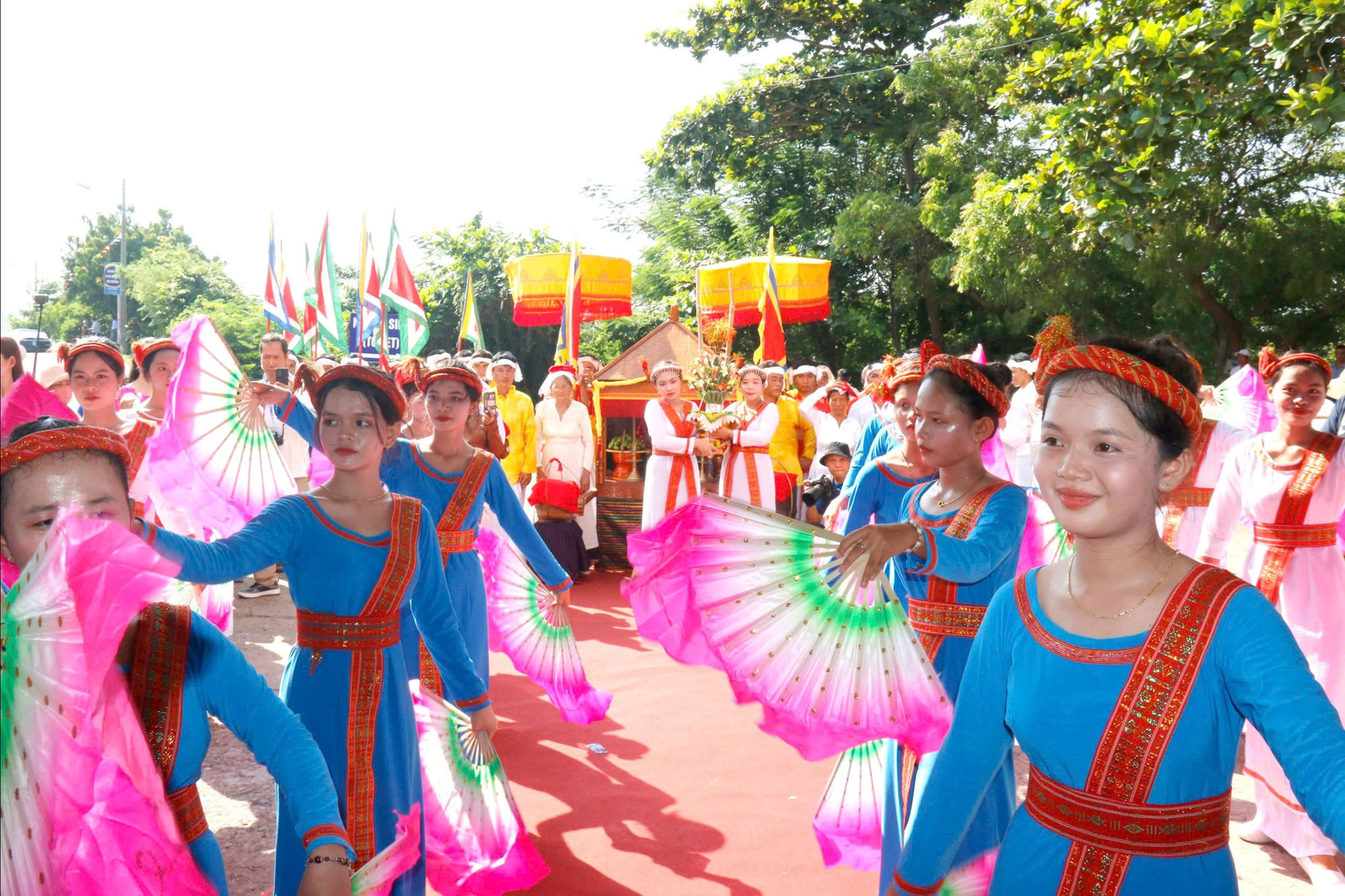 Cũng như gắn kết các thành viên trong cộng đồng dân tộc mình lại với nhau