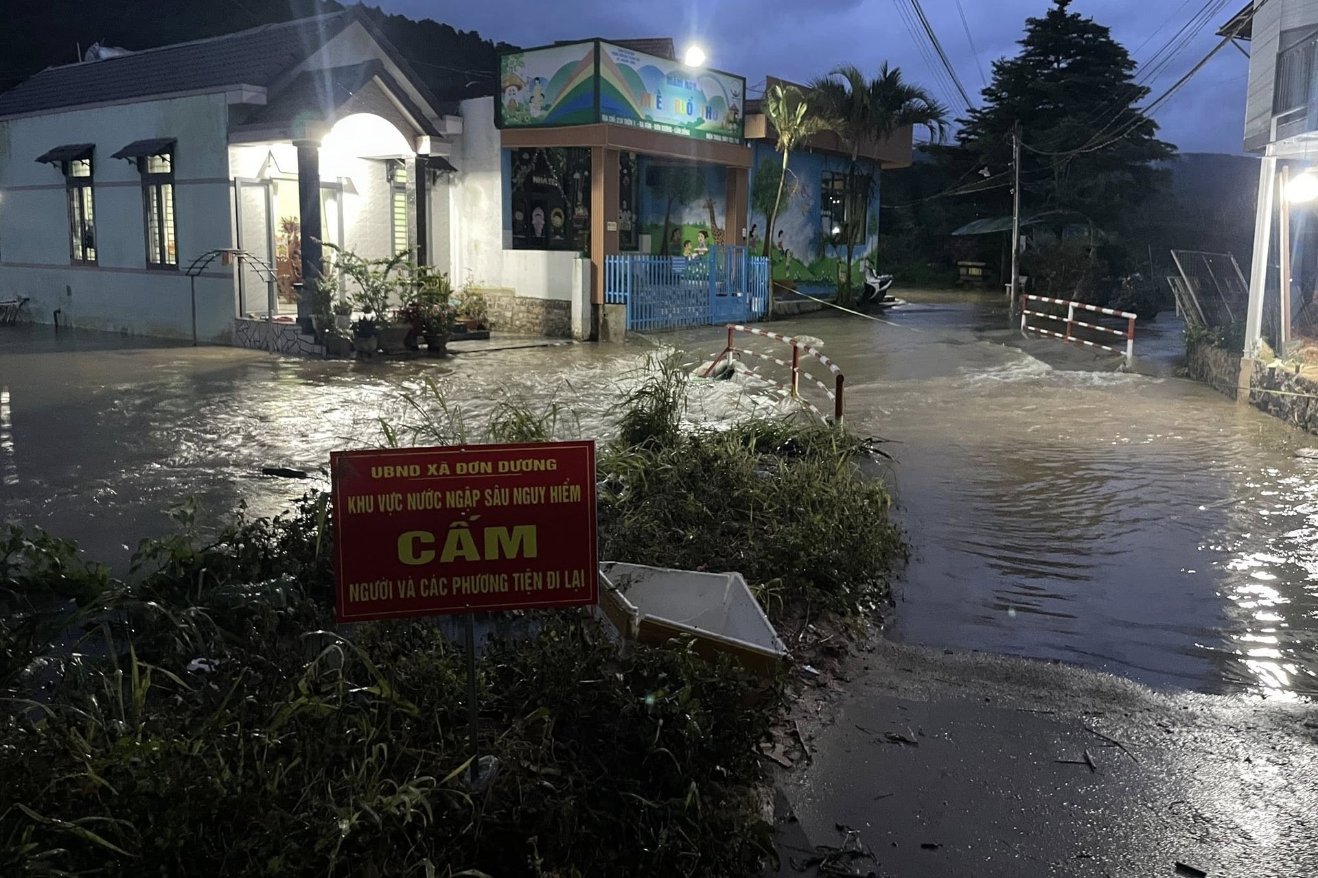 Sett opp varselskilt i områder som ofte blir oversvømt.