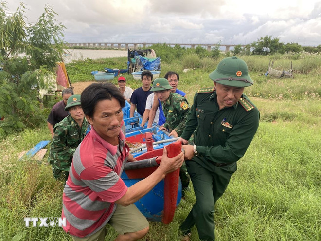 ttxvn-luc-luong-bien-phong-dak-lak-ho-tro-nguoi-dan-phong-chong-bao-so-13-0511.jpg