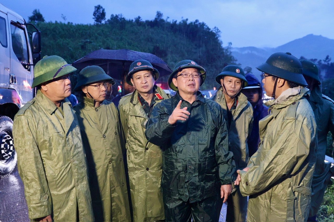Phó Thủ tướng Hồ Quốc Dũng trực tiếp chỉ đạo khắc phục sạt lở tại đèo Khánh Lê- Ảnh 5.