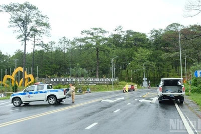 Lực lượng chức năng tổ chức hướng dẫn giao thông trên đèo Prenn, phường Xuân Hương-Đà Lạt.