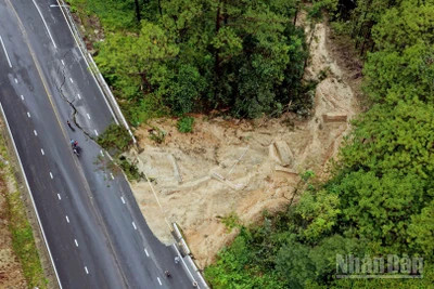 Khu vực xảy ra sạt trượt trên đèo Prenn.