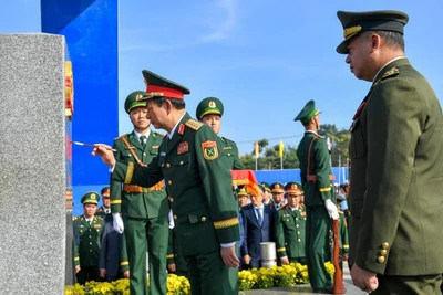Đại tướng Phan Văn Giang, Ủy viên Bộ Chính trị, Phó Bí thư Quân ủy Trung ương, Bộ trưởng Quốc phòng, tiến hành nghi thức tô son cột mốc chủ quyền 171.