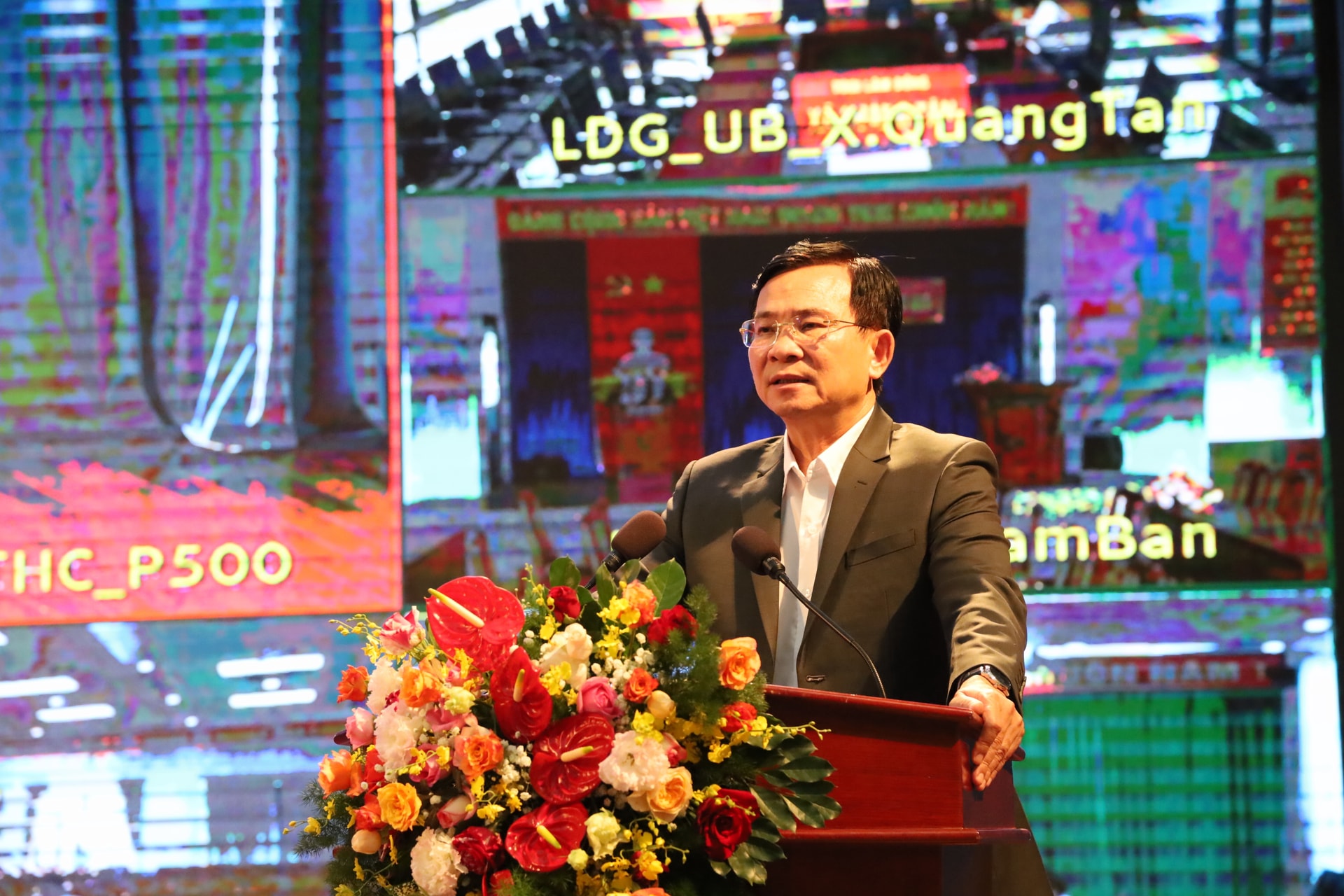 رفیق هو وان مویی، معاون دبیر کمیته حزبی استان و رئیس کمیته مردمی استان لام دونگ سخنرانی کرد.