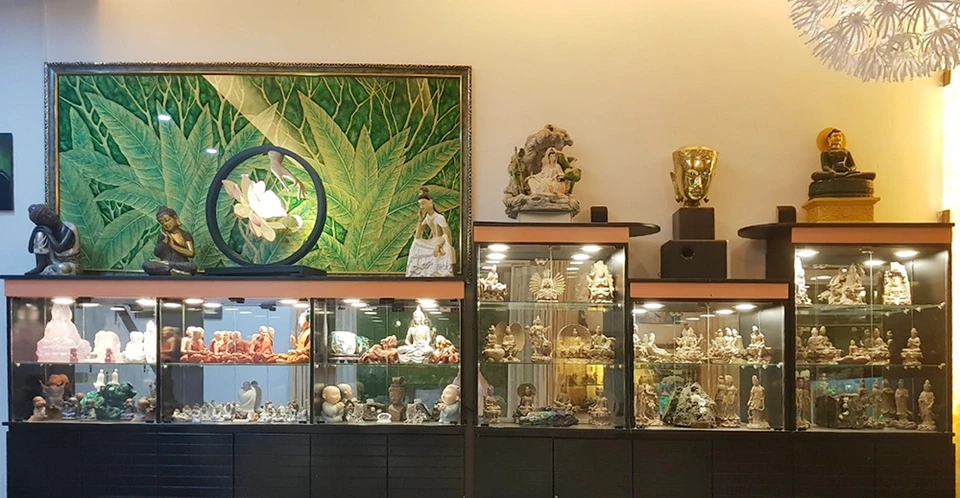 Trong nhà của NSND Kim Cương có nhiều bức tượng Phật, trong đó có bức tượng cổ 200 năm tuổi.