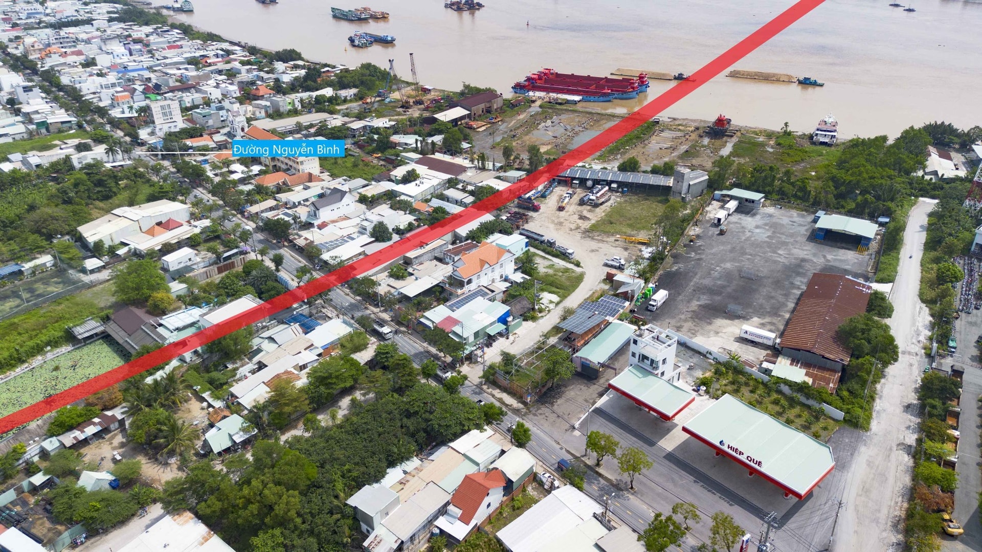 Đoạn đường dẫn của cầu Cần Giờ đi qua đường Nguyễn Bình, xã Nhà Bè, TP HCM.