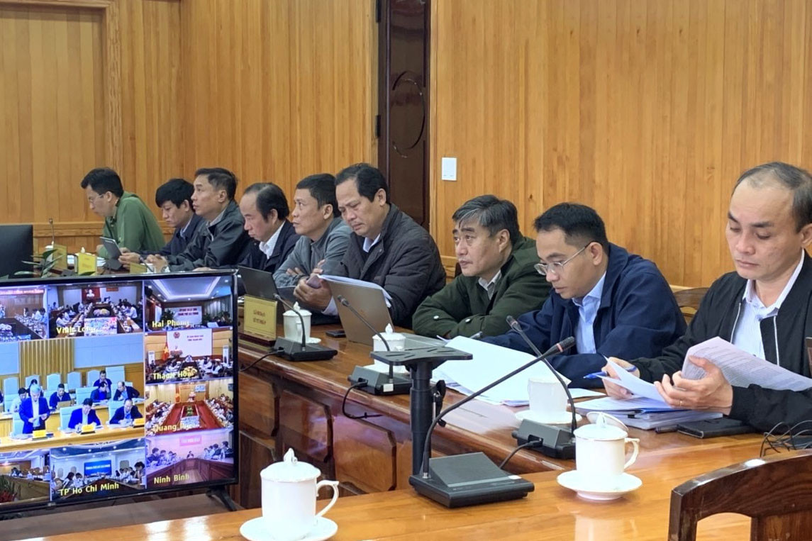 lanh-dao-cac-so-nganh-don-vi-chuc-tham-du-hoi-nghi-truc-tuyen-tai-diem-cau-tinh-lam-dong-1-(1).jpg