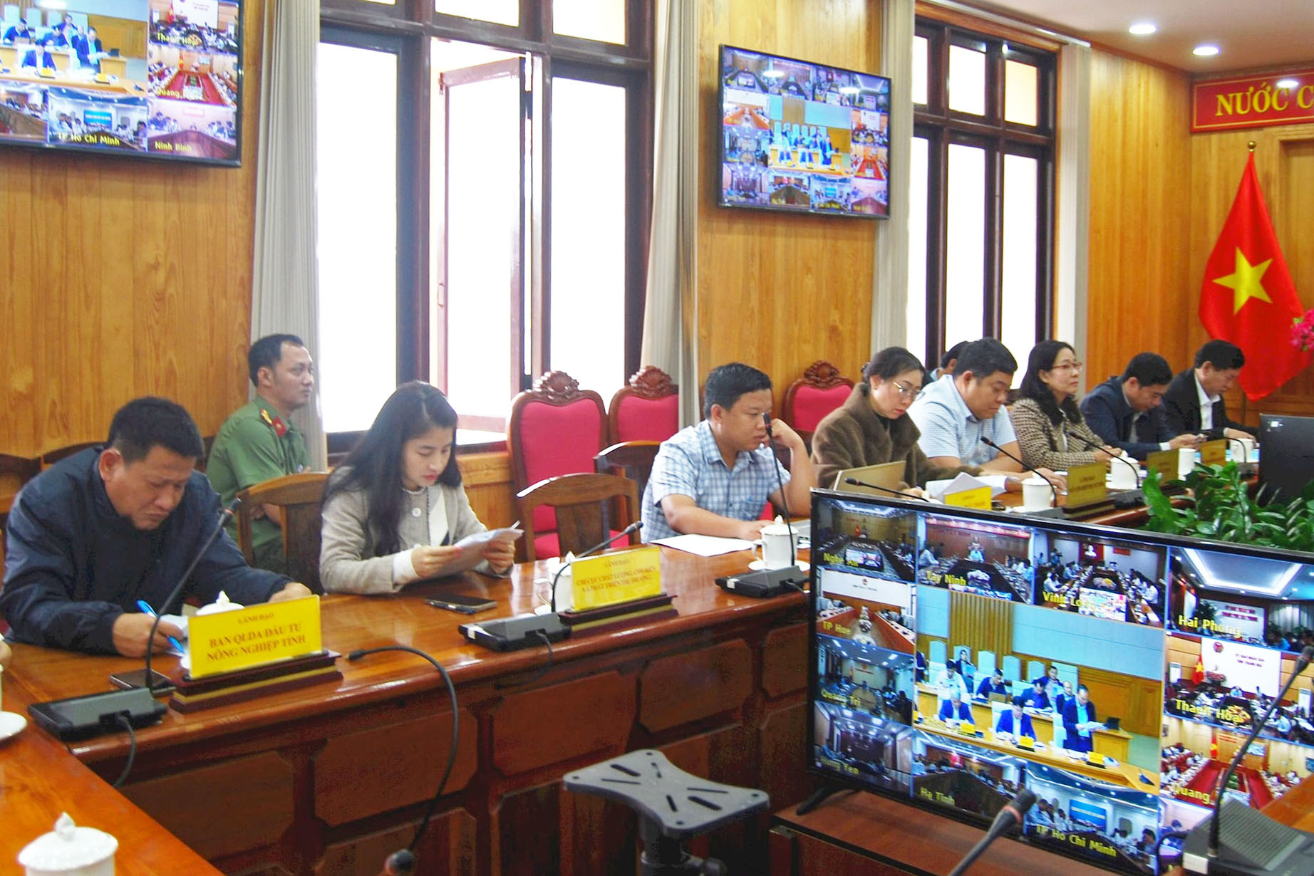lanh-dao-cac-so-nganh-don-vi-chuc-tham-du-hoi-nghi-truc-tuyen-tai-diem-cau-tinh-lam-dong-3-(1).jpg
