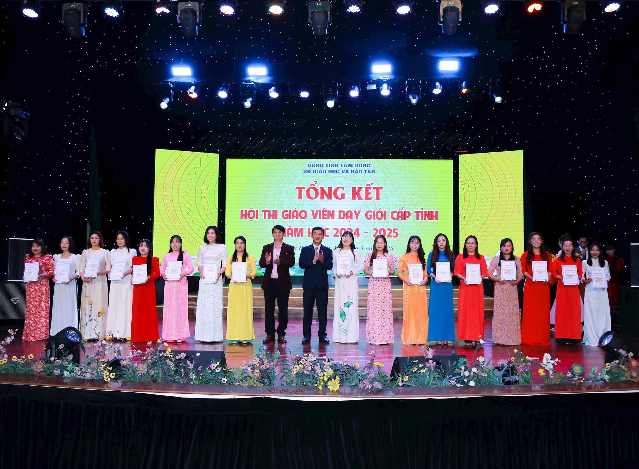 Nhiều thầy cô giáo, nhà quản lý đã trở thành tấm gương sáng về đạo đức, nhân cách, tinh thần trách nhiệm và khát vọng cống hiến
