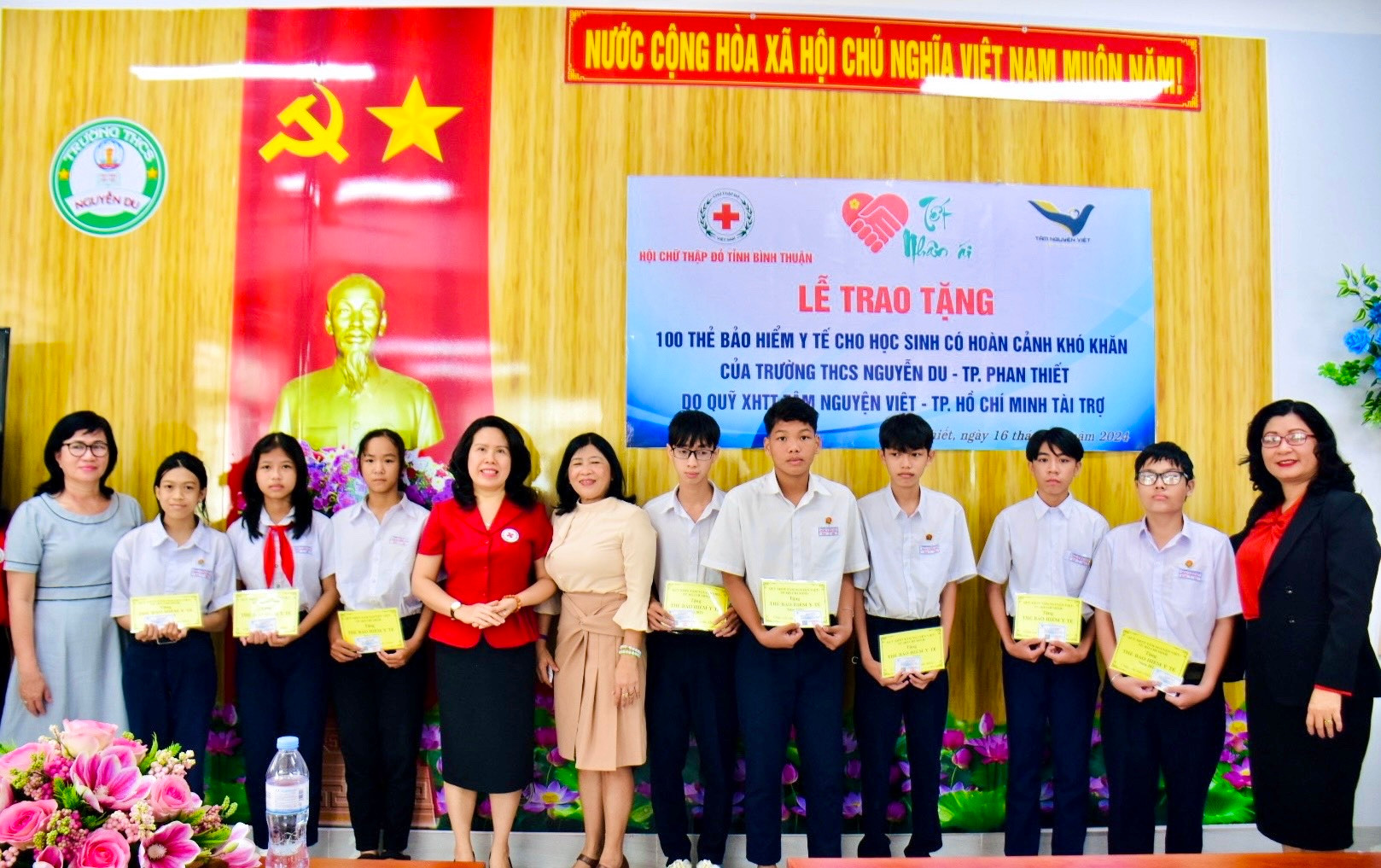 Trao thẻ BHYT cho học sinh Nguyễn Du