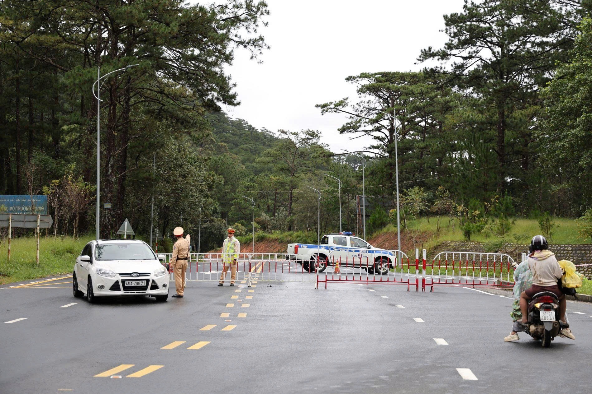 As autoridades bloquearam a passagem de Prenn para garantir a segurança do trânsito de pessoas e veículos.