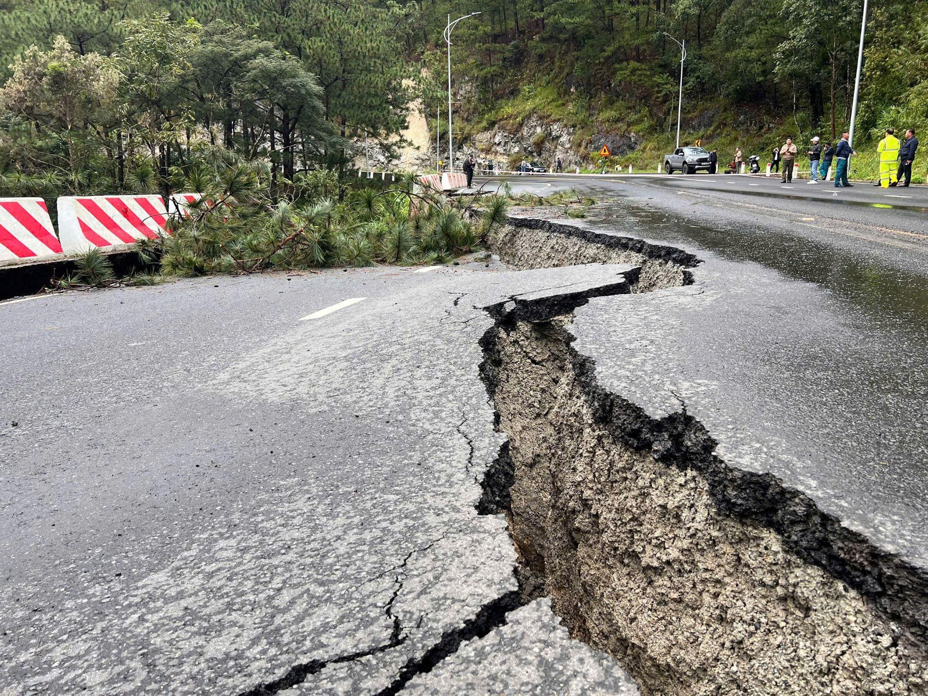As fortes chuvas prolongadas causaram deslizamentos de terra graves no Passo de Prenn, distrito de Xuan Huong - Da Lat, Lam Don.