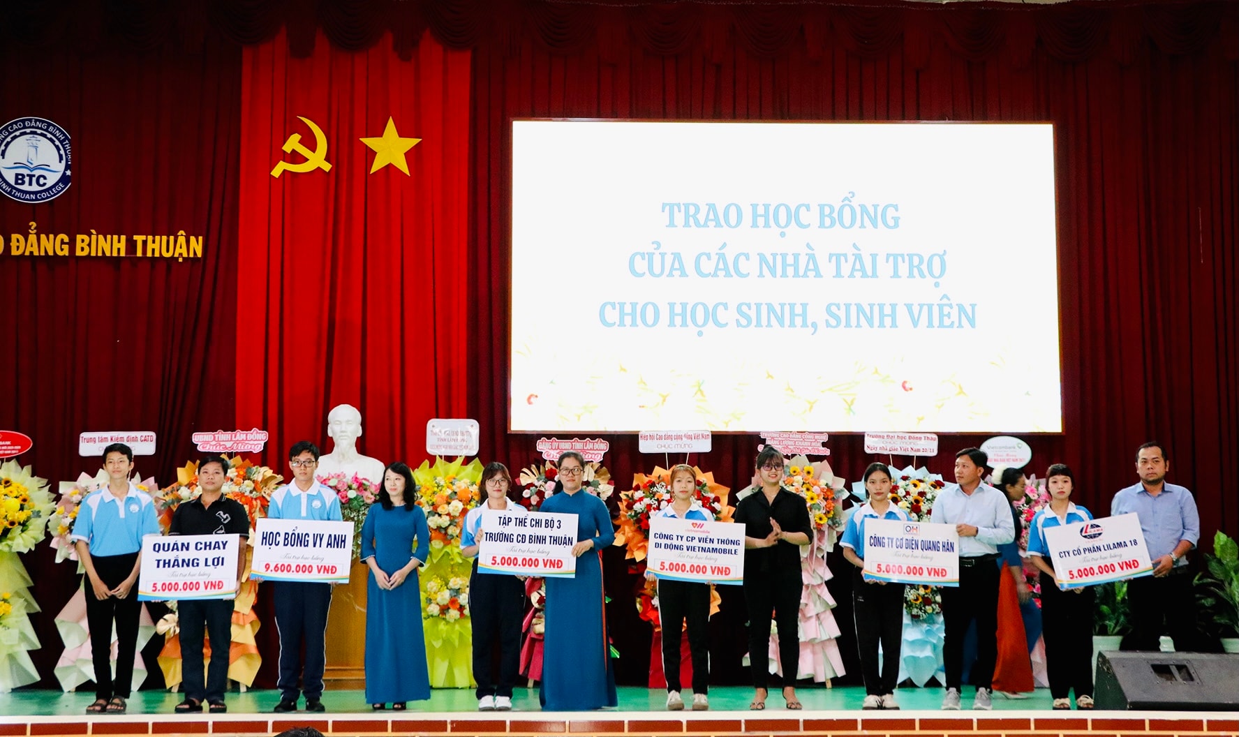 Колледж Бинь Туан получил спонсорскую стипендию от подразделений и предприятий.