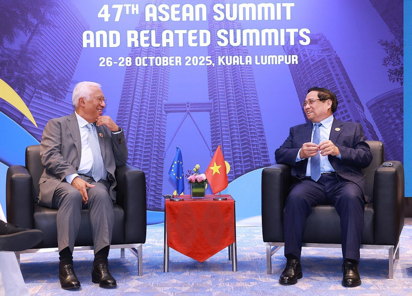 Thủ tướng Phạm Minh Chính gặp Chủ tịch Hội đồng châu Âu Antonio Costa trong khuôn khổ Hội nghị Cấp cao ASEAN lần thứ 47 tại Malaysia. (Ảnh: Dương Giang/TTXVN)