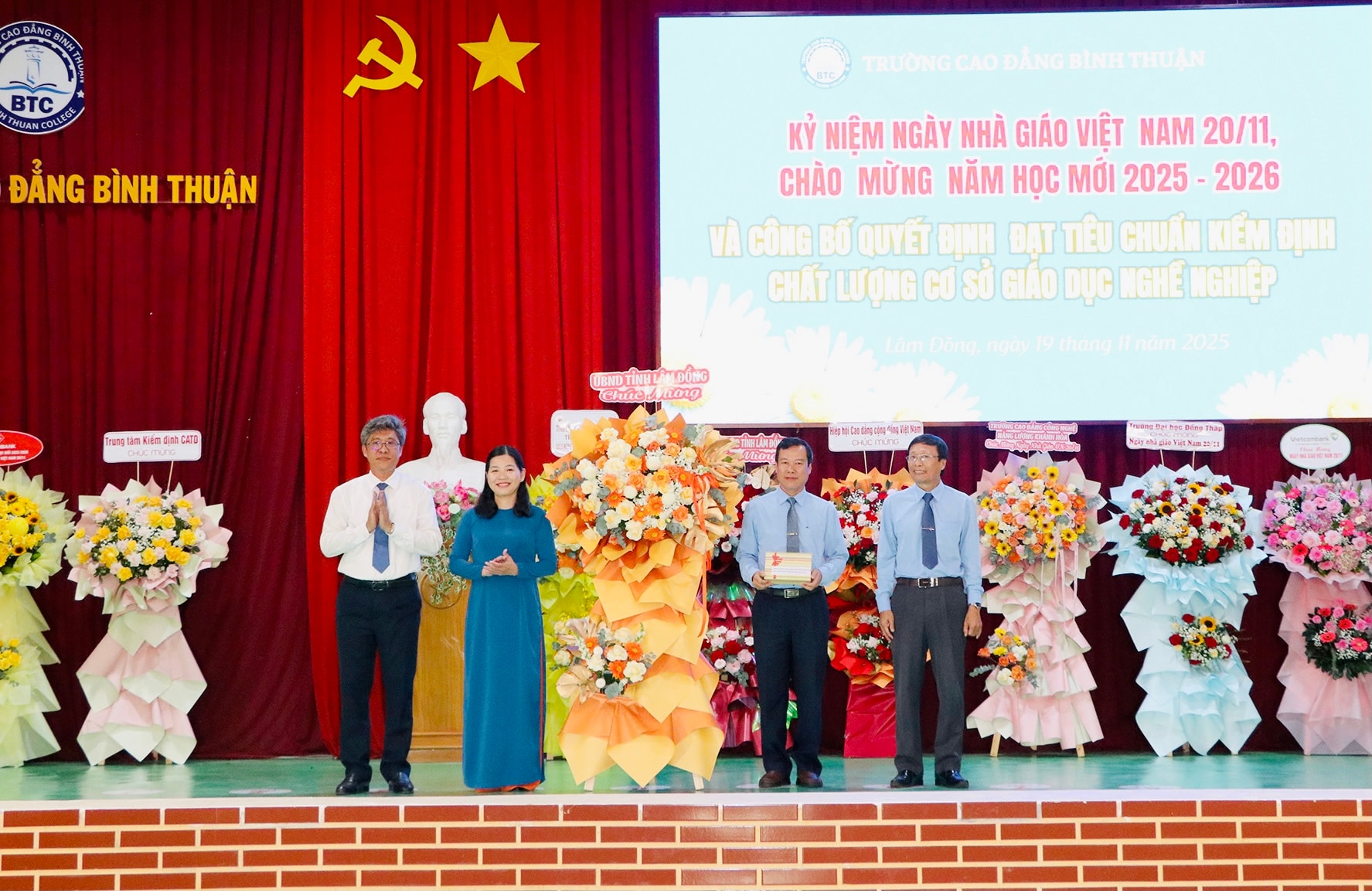 Заместитель председателя Народного комитета провинции Нгуен Минь вручил школе цветы в знак приветствия.