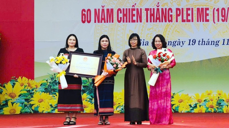 Phó Chủ tịch Ủy ban nhân dân tỉnh Nguyễn Thị Thanh Lịch trao Bằng xếp hạng di tích lịch sử cấp tỉnh “Chiến thắng thung lũng Ia Drăng năm 1965” cho Đảng bộ, chính quyền và nhân dân xã Ia Púch. plei-me-2-5137.jpg