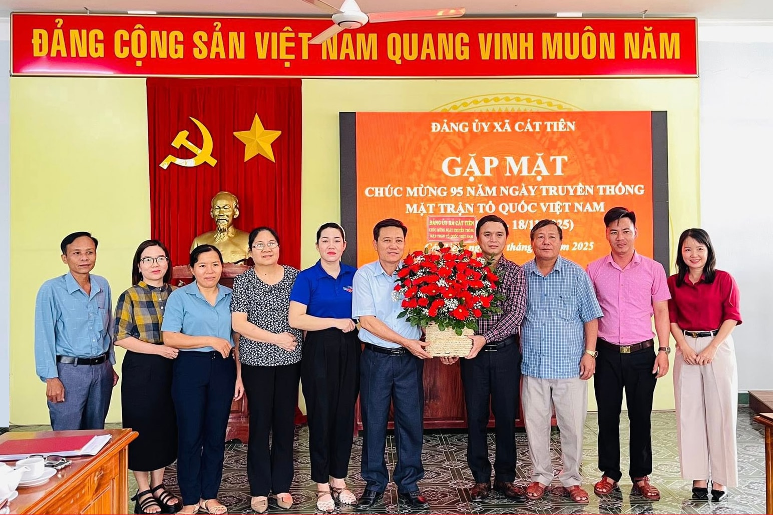 Dang Uy Xa Cat Tien Tang Hoa Chuc Mung (1).jpg