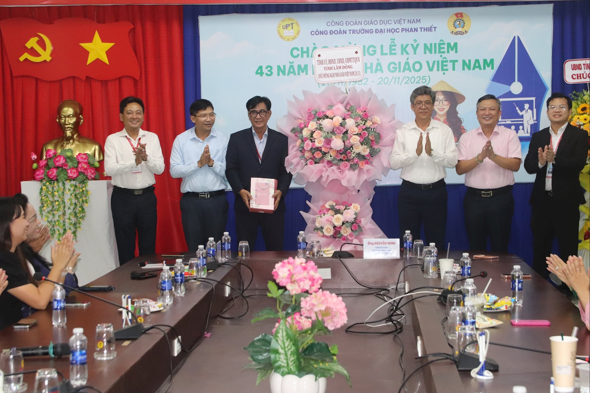 Phó Chủ tịch UBND tỉnh cùng đại diện lãnh đạo Sở Giáo dục và Đào tạo tỉnh chúc mừng cán bộ quản lý và giảng viên Trường Đại học Phan Thiết nhân Ngày Nhà giáo Việt Nam 