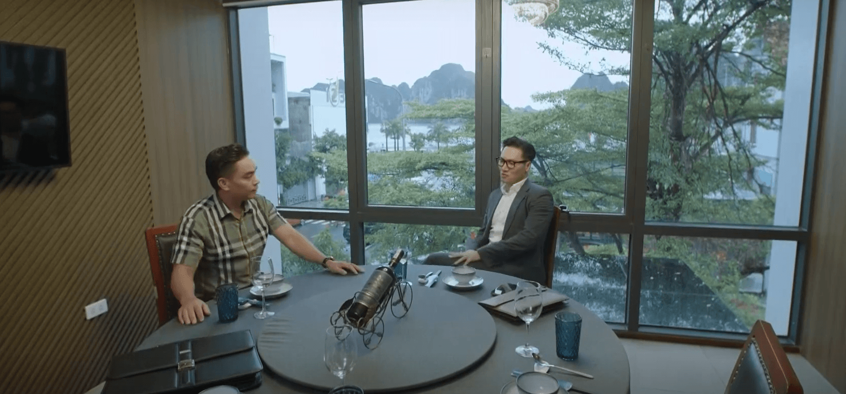 Chủ tịch Thủy nói chuyện với ông Sơn.