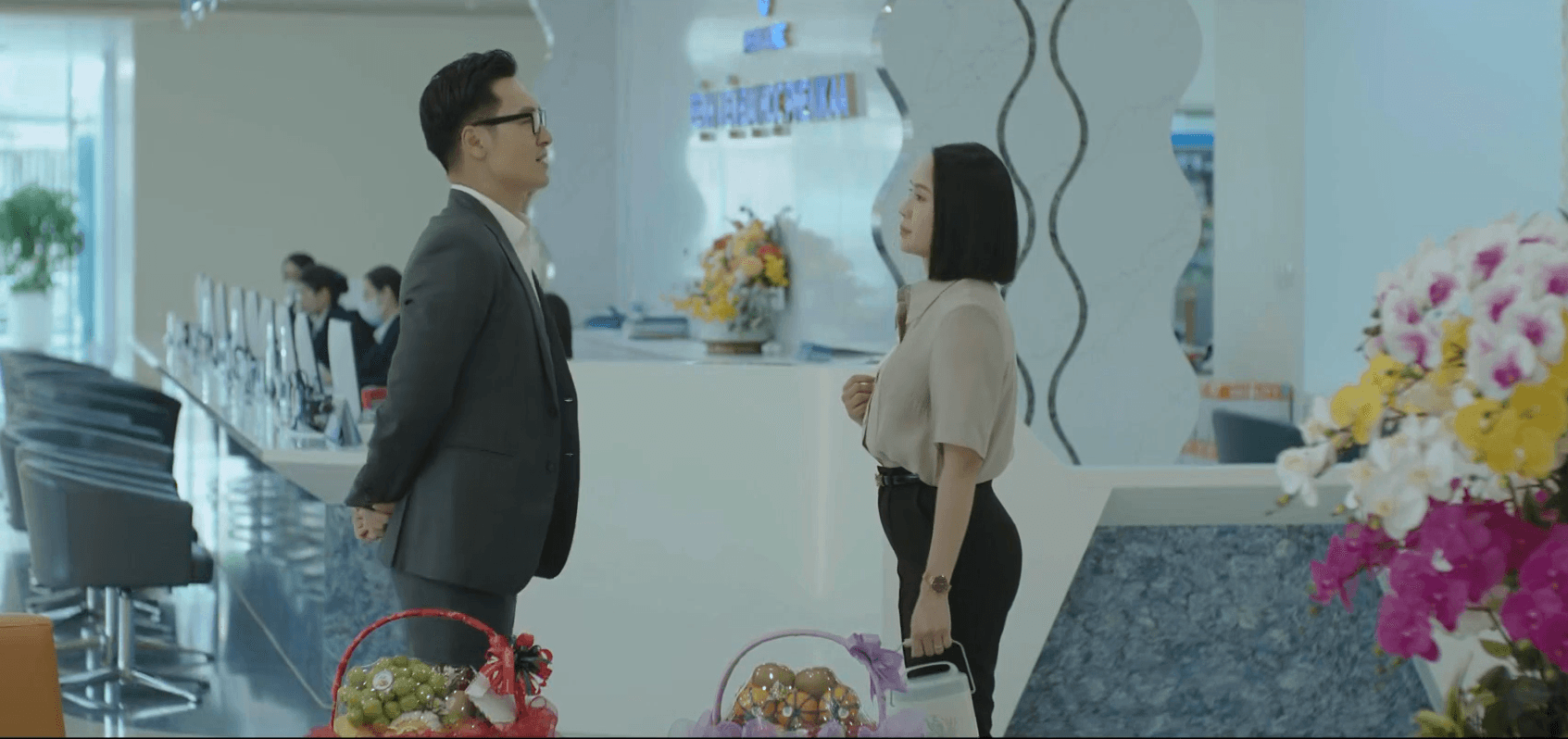 Cán bộ điều tra đang phân tích các tài liệu vụ án.