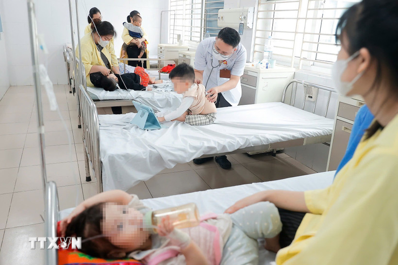 Tại Khoa Nhi Bệnh viện Bệnh nhiệt đới Trung ương đang điều trị cho hơn 50 bệnh nhi mắc cúm A. (Ảnh: Minh Quyết/TTXVN)