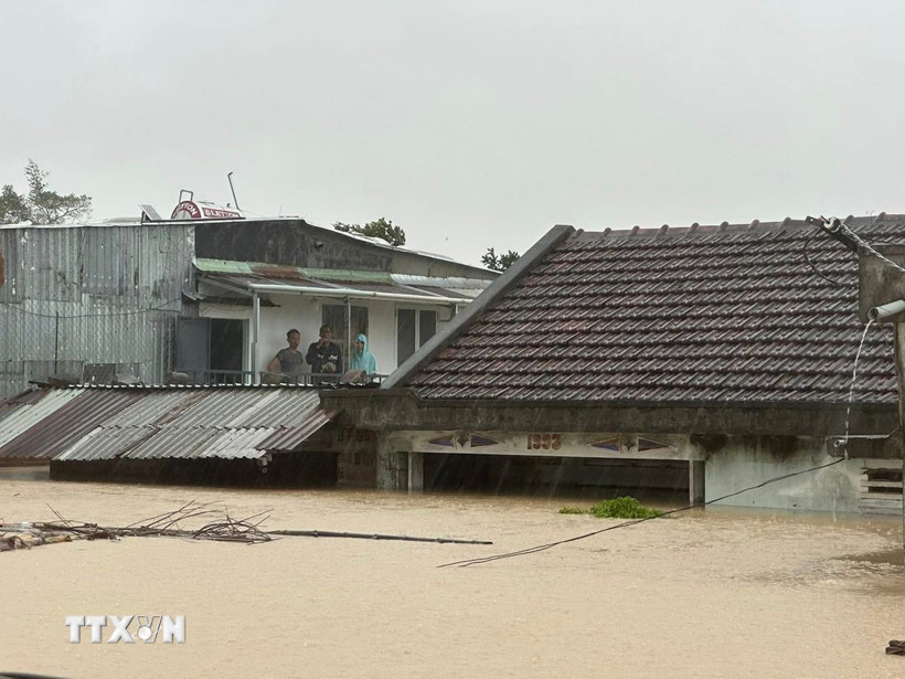 Nhiều khu vực ngập sâu trong mưa lũ. (Ảnh: TTXVN phát)