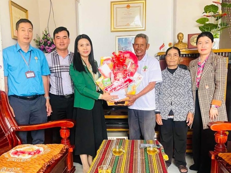 A comuna Ka Do oferece presentes a pessoas de prestígio.